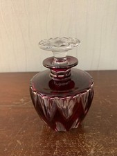 Flacon a parfum rouge en