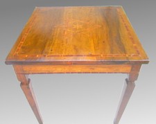 Précieuse et incontournable table incrustée rouleau Louis XVI