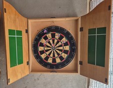 Jeu de 6 fléchettes avec cible "The king of Arms" dans son armoirette en bois