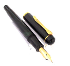 STYLO PLUME DE PRESTIGE DE LA MARQUE  PELIKAN TAILLE  DE LA PLUME F FINE P324