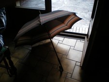 un parapluie femme ancien de