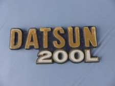 DATSUN 200 L sigle monogramme insigne logo emblème badge capot hayon plastique