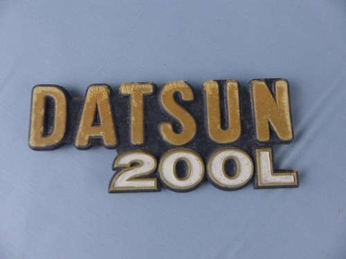 Datsun 200 sigle monogramme - datsun, l
