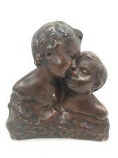 Ancienne sculpture publicitaire en plâtre patiné – Deux enfants s'embrassant