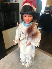 ANCIENNE POUPEE PORCELAINE INDIENNE SUR SOCLE 46 cm