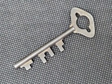 Ancienne petite clé de cadenas serrure coffre fort bagage boite grille autres ?