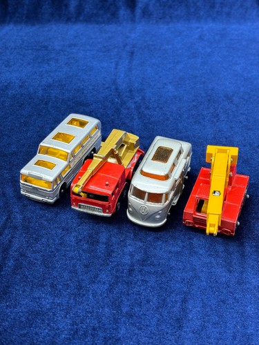 Quatre voitures jouets - , de