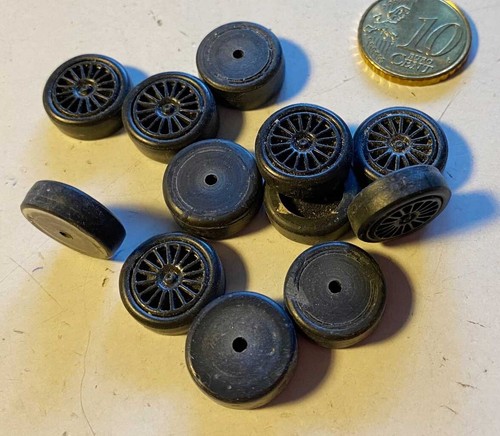 Lot roues pneus plastique - roues,