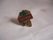 PINS BOISSON ALCOOL  COGNAC HENNESSY  VERY SPECIAL   RAISIN