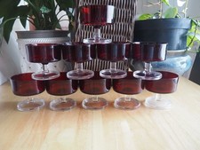 10 coupes à champagne couleur rouge Rubis. Diamètre 8 ,5 cm. Hauteur 8,5 cm. TBE