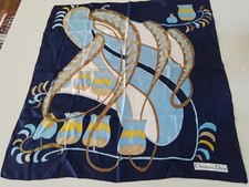 foulard christian dior couleur bleue dominante,volutes jaune ocre