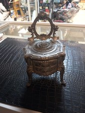 Boite à bijoux en régule doré avec porte miroir. 