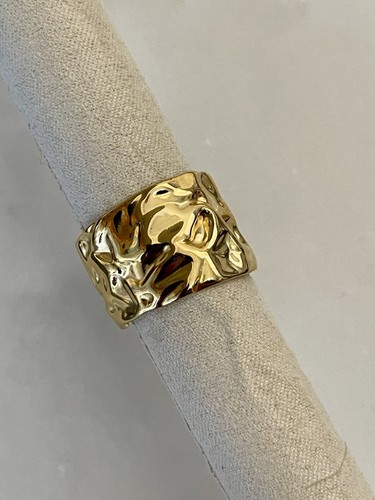 Bague large dorée martelée