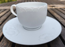 Tasse et soucoupe en porcelaine et biscuit de J.L. Coquet Limoges