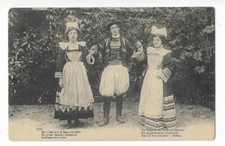 29  COSTUMES BRETONS