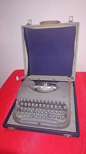 Ancienne machine ecrire de - ancienne, a