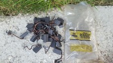 NOS lot Jeu de balais charbon  RENAULT R 4 5 8 4 cv a identifier