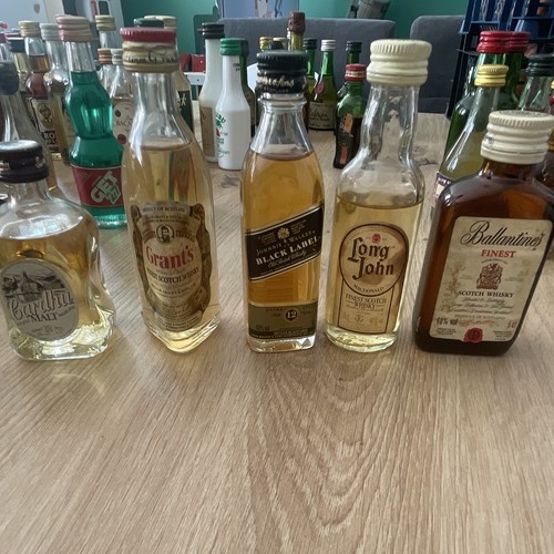 Lot miniatures whisky - , &