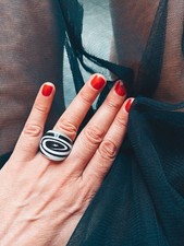 Bague Murano Vintage 90s noir blanc spirale hypnotique verre italien Op Art