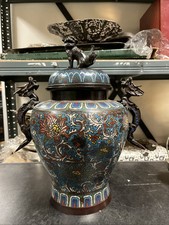 vase couvert en bronze