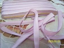 Ancien ruban en soie (rayonne) de couleur parme. Vendu au mètre.  N°1019