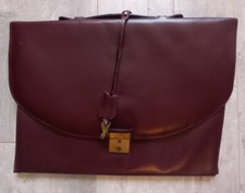 Porte document vintage en cuir bordeaux rouge avec sa clef sac école.
