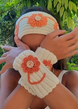 Ensemble bandeau et manchettes tricotés main, fleurs au crochet, crème et orange