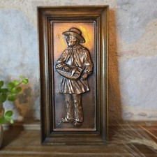 Cadre Vintage en Cuivre repoussé signé SL représentant un homme musicien, France