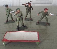 Lot de 4 soldats + brancard