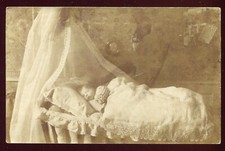 cpa carte-photo.Bébé dans son berceau ancien en bois . 1906