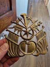 PLAQUE SHAKO OU GIBERNE EN LAITON AU SABRE ET A LA HACHE, A IDENTIFIER