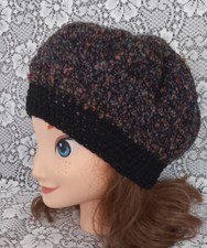 Bonnet  femme noir chiné multicolore en laine bouclette  fait main