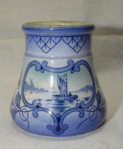 Joli ancien petit - pot, a