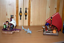 PLAYMOBIL 6682 radeau pirates et 3793 naufragé