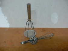 ANCIEN FOUET A MANIVELLE DE CUISINE + PRESSE PUREE A MAIN