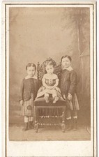 Deux garcons en kilt et une fillette assise Photo CDV circa 1865 enfant