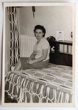 Femme assise lit, chambre, décoration 60's - Photo vintage snapshot c. 1960