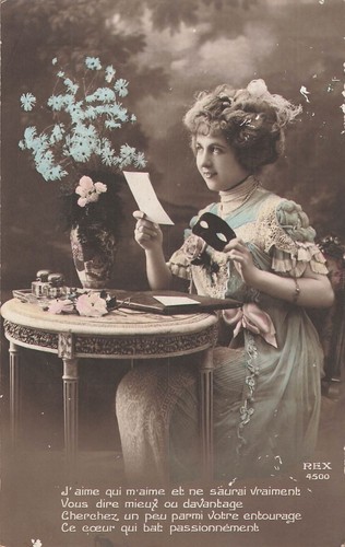 Femme elegante assise avec - elegante,