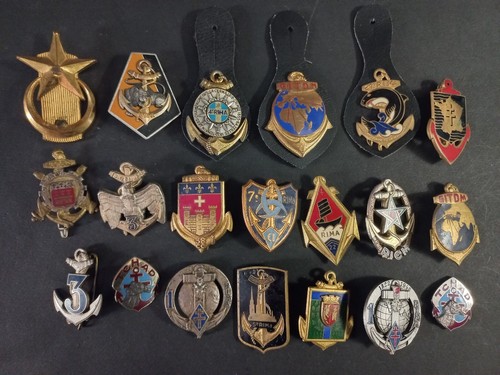 2165 med lot 20 insignes - -,