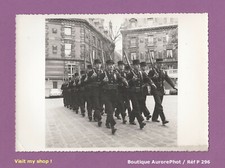 TIRAGE ARGENTIQUE 1950, BRIGADE SAPEURS POMPIERS DE PARIS EN EXERCICE ARMÉ -P296