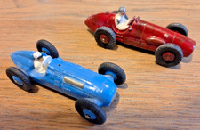 2 véhicules de course DINKY Toys Ferrari 23J et Talbot 23H repeintes