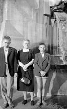 Femme âgée + 2 jeunes