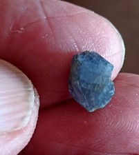 Saphir bleu brut 2,5carats. Madagascar. Corindon bleu non chauffé. Minéraux.Réf1