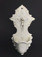 BÉNITIER D’APPLIQUE ANCIEN JÉSUS EN CROIX FAÏENCE BLANCHE ET OR CRUCIFIX