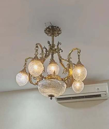 Ancien lustre suspendu