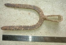 E5 OLD TOOL outil ancien  croc 2 dents forgé de jardinage  jardin agriculture.