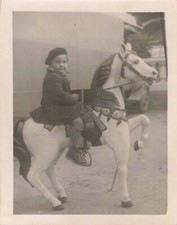 ANCIENNE PHOTOGRAPHIE PETITE FILLE SUR SON CHEVAL DE BOIS