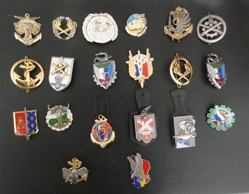 Lot insignes militaires - 20,