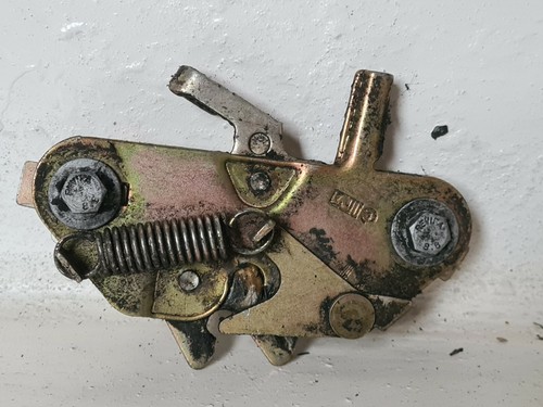 Système attache capot moteur