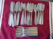 Lot de 12 couteaux + 20 fourchettes à poisson, tout en inox, dépareillés .